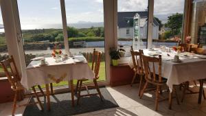 En restaurant eller et andet spisested på Coulagh Bay House