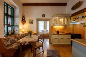 - une cuisine avec un canapé et une table dans une chambre dans l'établissement Breithofer Cottage Sighisoara, à Sighişoara 22 autres photos