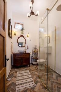 une salle de bain avec douche, toilettes et miroir dans l'établissement Breithofer Cottage Sighisoara, à Sighişoara