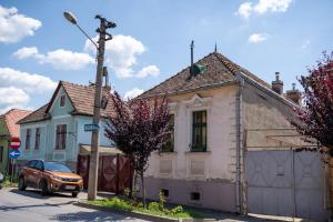 une vieille maison au coin d'une rue dans l'établissement Breithofer Cottage Sighisoara, à Sighişoara