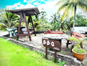 Marang Guesthouse Resort外面的花园