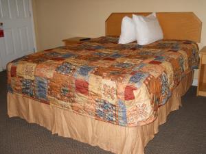 A bed or beds in a room at TC Motel