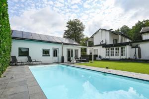 a swimming pool in the backyard of a house at B&B 't Voorthuisje - de romantische getaway voor twee in Voorthuizen