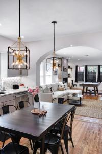 サンアントニオにあるLonghorn- A Birdy Vacation Rentalのキッチンとリビングルーム（テーブル付き）とダイニングルーム