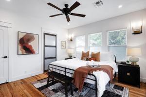 サンアントニオにあるLonghorn- A Birdy Vacation Rentalのベッドと天井扇風機のある寝室