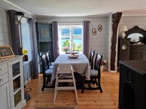 ein Esszimmer mit Tisch und Stühlen und einem Fenster in der Unterkunft Great white cottage in Bygland in Bygland