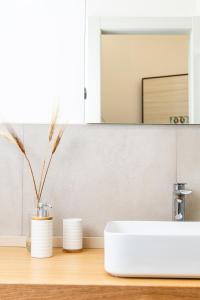 un baño con lavabo y espejo en Bed & Theatre - Palermo, en Palermo