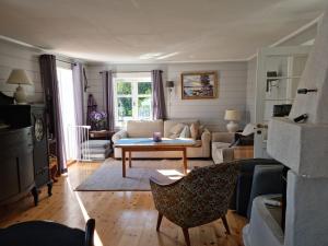 ein Wohnzimmer mit Sofa und Tisch in der Unterkunft Great white cottage in Bygland in Bygland