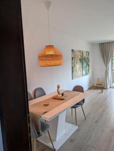 Posezení v ubytování Henno's Apartment 105qm 8P, 4 Zimmer, Balkon