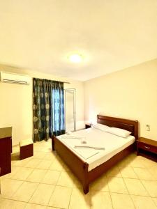 ein Schlafzimmer mit großem Bett und Fenster in der Unterkunft Hotel Sea in Erateini