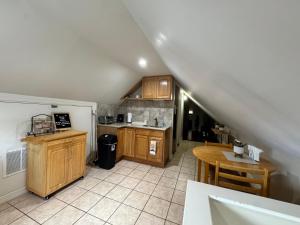 eine Küche mit Holzschränken und einem Tisch in der Unterkunft Private Cozy Apartment - Only 5 min Away from Newark Airport and 30 min to NYC in Elizabeth