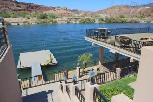 uitzicht op een rivier vanaf een balkon van een huis bij Parker Pair - Sunset Escape in Parker