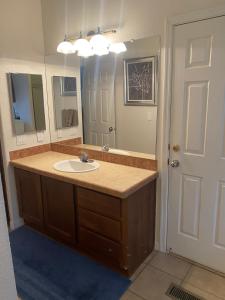 een badkamer met een wastafel en een grote spiegel bij Parker Pair - Sunset Escape in Parker