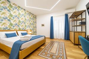 Un dormitorio con una cama con cortinas azules y una pared. en Bed & Theatre - Palermo, en Palermo