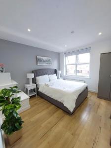 um quarto com uma cama grande e uma janela grande em Elegant 2 bedroom Flat in Dartford - Kent em Dartford mais 25 fotografias