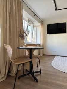 TV a/nebo společenská místnost v ubytování Dvaro central studio