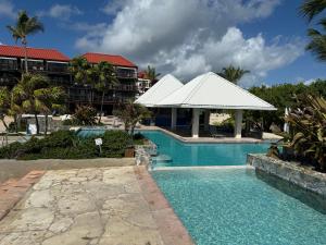 ein Resort-Schwimmbad mit einem Gebäude im Hintergrund in der Unterkunft Sapphire Gem VI - C203 in Nazareth