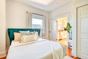 Ένα ή περισσότερα κρεβάτια σε δωμάτιο στο Cute & Comfortable Portland Home with 91 WalkScore