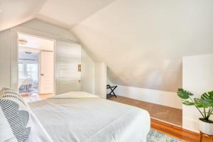 Ένα ή περισσότερα κρεβάτια σε δωμάτιο στο Cute & Comfortable Portland Home with 91 WalkScore +6 φωτογραφίες