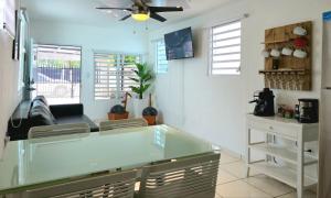 eine Küche mit einer Glasscheibe in einem Zimmer in der Unterkunft Oscar Building - Apto#1 in San Juan