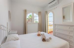Posteľ alebo postele v izbe v ubytovaní Corralejo Beachside Villa Éter with Private Pool, BBQ & Fast Wifi