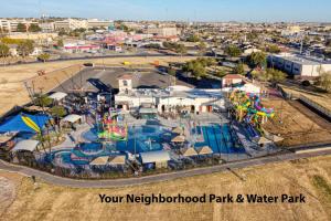 Una vista aérea de un parque acuático con un área de juegos infantiles. en Casa Del Sol I-10 and Chapoteo, en El Paso