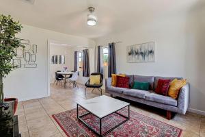 una sala de estar con un sofá y una mesa en Casa Del Sol I-10 and Chapoteo, en El Paso