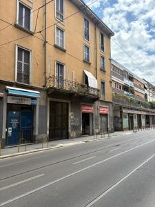 una calle urbana vacía con edificios al costado de la carretera en Porta RomanaBocconi LeCase&Vacanze Ambrosiane, en Milán