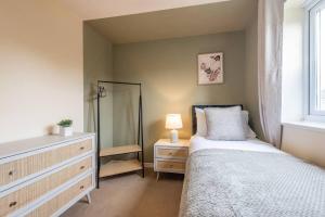 Ένα ή περισσότερα κρεβάτια σε δωμάτιο στο Chic 4bd Manchester Abode - Free Parking - Snooker