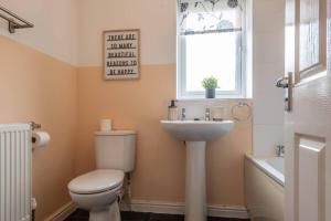 Ένα μπάνιο στο Chic 4bd Manchester Abode - Free Parking - Snooker +18 φωτογραφίες