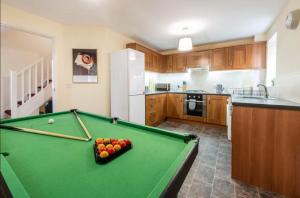 Η κουζίνα ή μικρή κουζίνα στο Chic 4bd Manchester Abode - Free Parking - Snooker