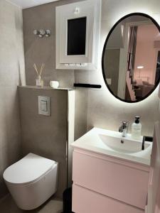 贝鲁特Mini villa的浴室里有马桶、洗手池和镜子。