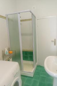 Un baño con ducha, inodoro y lavabo. en Casa della Costa - Porto Ercole Mare-, en Porto Ercole