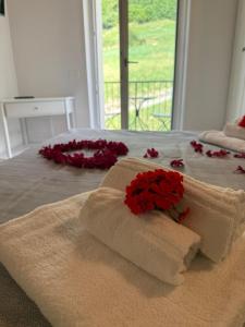 Ένα ή περισσότερα κρεβάτια σε δωμάτιο στο Agriturismo Fattoria Monte Baldo VISTA LAGO
