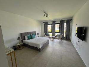 une chambre avec un lit, une table et des chaises dans l'établissement Swan lake north coast magical stay, à Zāwiyat al ‘Awwāmah