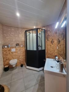Bilik mandi di Chambres d'Hôtes du Paillé