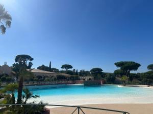 Bazén v ubytování Chalet californien climatisé 6 personnes dans domaine privé avec piscine nebo v jeho okolí