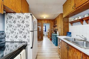een keuken met een koelkast en een wastafel bij Courtney Cottage - Permit #3479 in Estes Park
