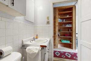 een badkamer met een wastafel en een toilet bij Courtney Cottage - Permit #3479 in Estes Park +24 foto's