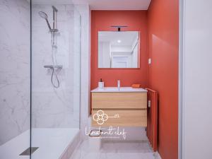 a bathroom with a sink and a shower at Confort calme au Mans - Garage & ascenseur in Le Mans +4 photos
