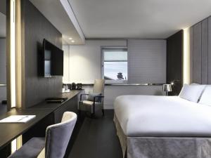 Postel nebo postele na pokoji v ubytování Sofitel Athens Airport + 37 fotografií