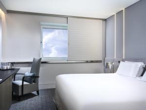 Postel nebo postele na pokoji v ubytování Sofitel Athens Airport