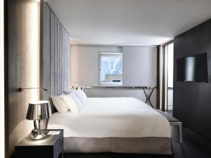 Postel nebo postele na pokoji v ubytování Sofitel Athens Airport