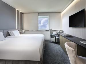TV a/nebo společenská místnost v ubytování Sofitel Athens Airport