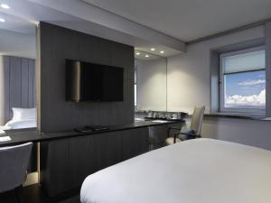 TV a/nebo společenská místnost v ubytování Sofitel Athens Airport