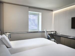 Postel nebo postele na pokoji v ubytování Sofitel Athens Airport