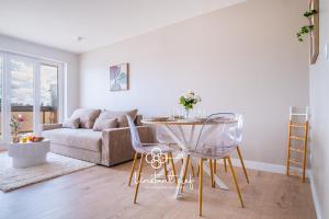 a living room with a table and chairs and a couch at Confort calme au Mans - Garage & ascenseur in Le Mans