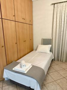 Un dormitorio con una cama con una toalla encima. en Olive House, en Kalamata