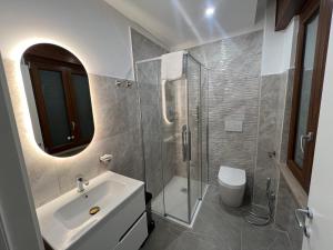 a bathroom with a sink and a shower and a toilet at Amo Venice in Venice