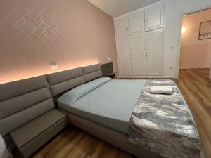 a bedroom with a bed and a couch at Amo Venice in Venice